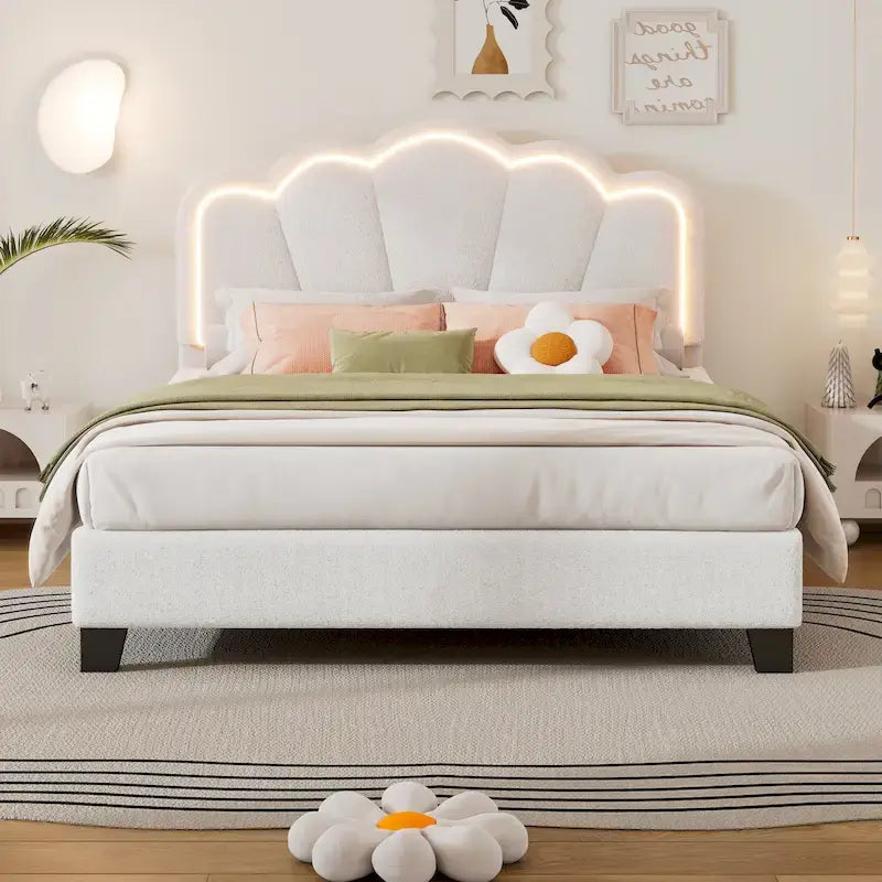 Lit plateforme pleine grandeur blanc en tissu Sherpa avec tête de lit élégante à fleurs et support à lattes en bois