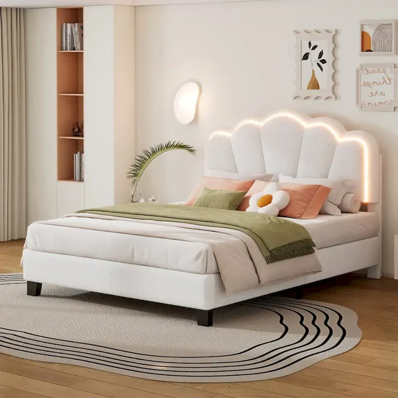Lit plateforme pleine grandeur blanc en tissu Sherpa avec tête de lit élégante à fleurs et support à lattes en bois