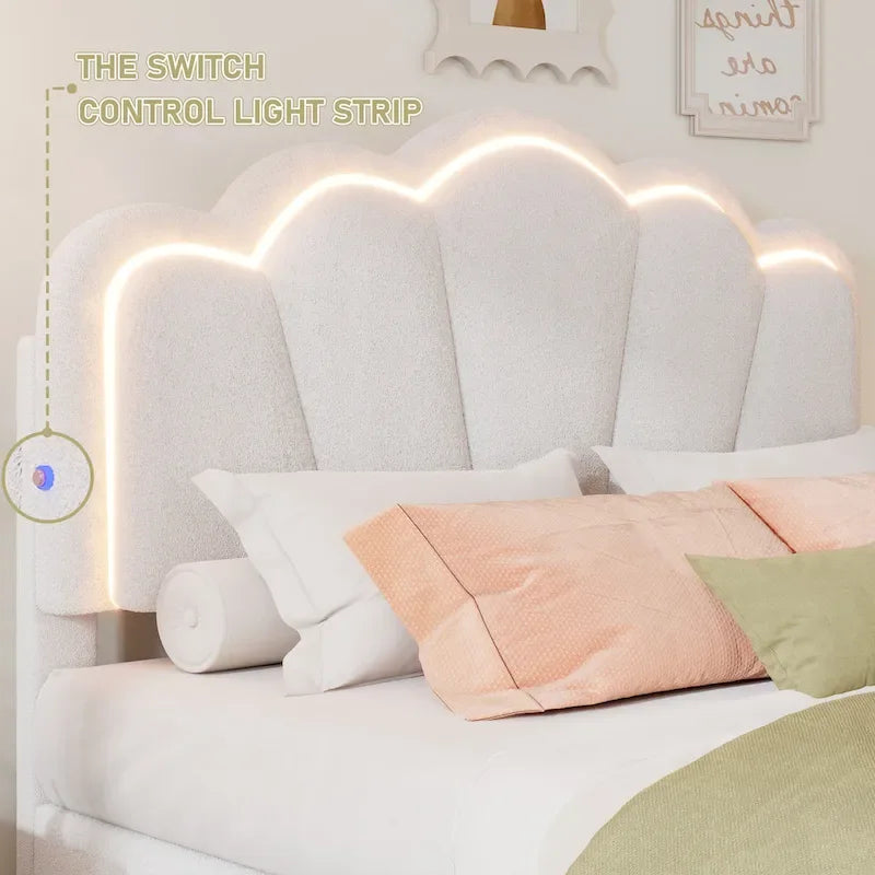 Lit plateforme pleine grandeur blanc en tissu Sherpa avec tête de lit élégante à fleurs et support à lattes en bois