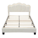 Lit plateforme pleine grandeur blanc en tissu Sherpa avec tête de lit élégante à fleurs et support à lattes en bois