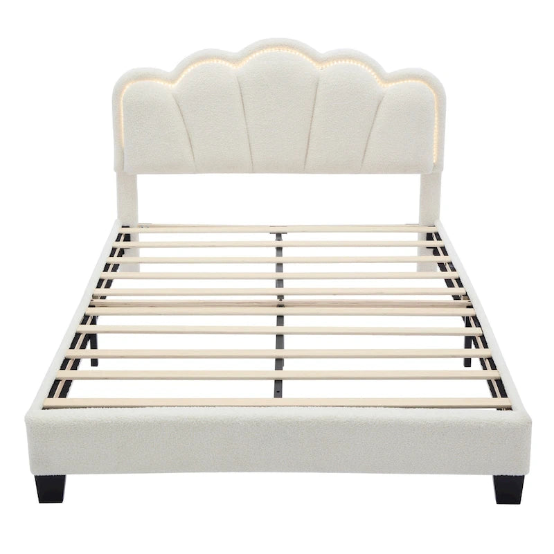 Lit plateforme pleine grandeur blanc en tissu Sherpa avec tête de lit élégante à fleurs et support à lattes en bois