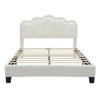 Lit plateforme pleine grandeur blanc en tissu Sherpa avec tête de lit élégante à fleurs et support à lattes en bois