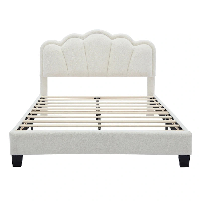 Lit plateforme pleine grandeur blanc en tissu Sherpa avec tête de lit élégante à fleurs et support à lattes en bois