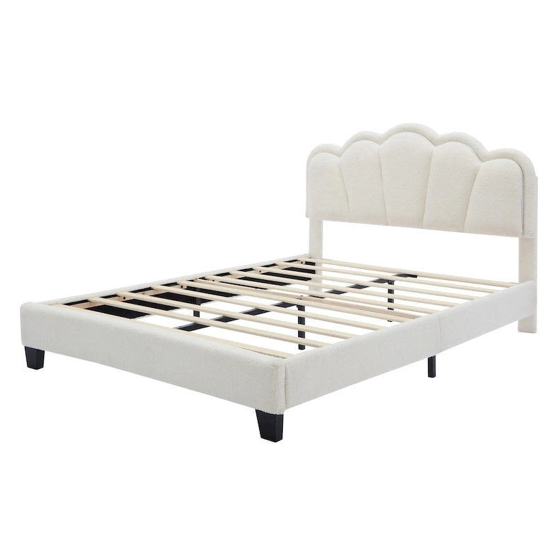 Lit plateforme pleine grandeur blanc en tissu Sherpa avec tête de lit élégante à fleurs et support à lattes en bois