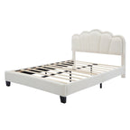 Lit plateforme pleine grandeur blanc en tissu Sherpa avec tête de lit élégante à fleurs et support à lattes en bois