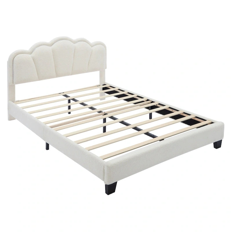 Lit plateforme pleine grandeur blanc en tissu Sherpa avec tête de lit élégante à fleurs et support à lattes en bois