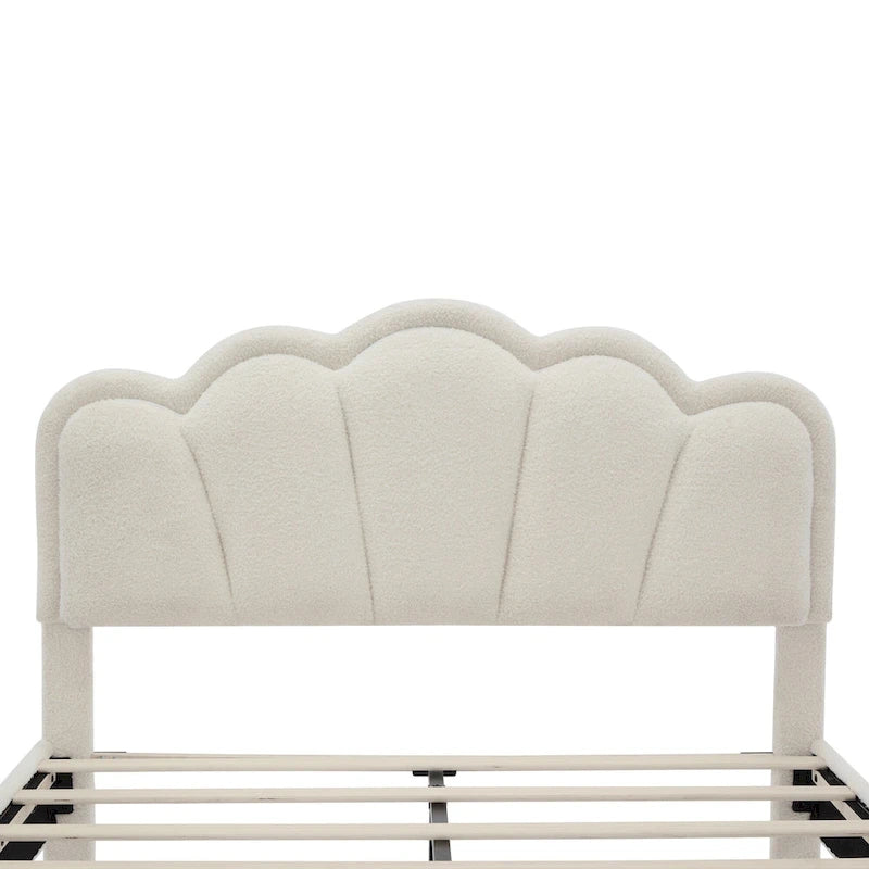 Lit plateforme pleine grandeur blanc en tissu Sherpa avec tête de lit élégante à fleurs et support à lattes en bois