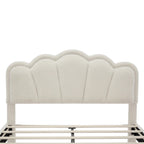 Lit plateforme pleine grandeur blanc en tissu Sherpa avec tête de lit élégante à fleurs et support à lattes en bois