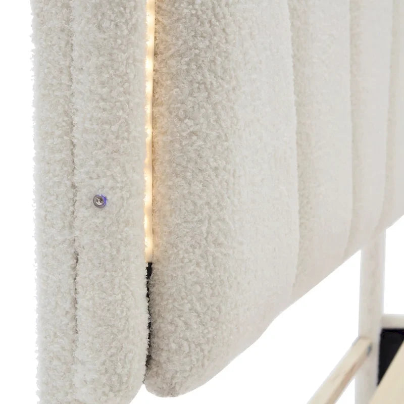 Lit plateforme pleine grandeur blanc en tissu Sherpa avec tête de lit élégante à fleurs et support à lattes en bois