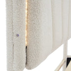 Lit plateforme pleine grandeur blanc en tissu Sherpa avec tête de lit élégante à fleurs et support à lattes en bois