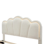 Lit plateforme pleine grandeur blanc en tissu Sherpa avec tête de lit élégante à fleurs et support à lattes en bois