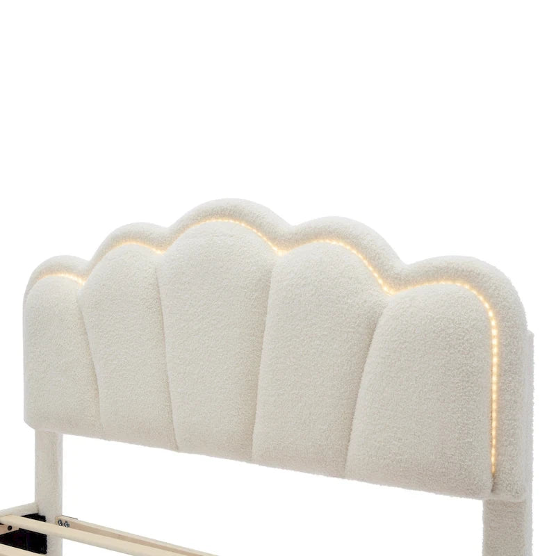 Lit plateforme pleine grandeur blanc en tissu Sherpa avec tête de lit élégante à fleurs et support à lattes en bois