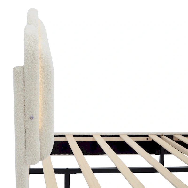 Lit plateforme pleine grandeur blanc en tissu Sherpa avec tête de lit élégante à fleurs et support à lattes en bois