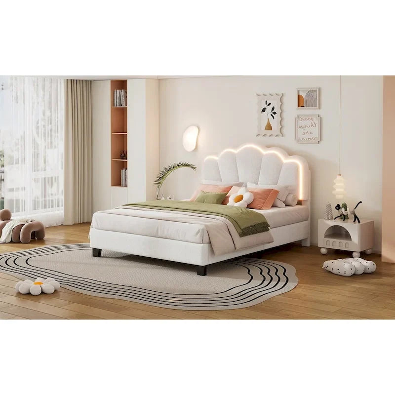 Lit plateforme pleine grandeur blanc en tissu Sherpa avec tête de lit élégante à fleurs et support à lattes en bois