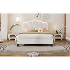 Lit plateforme pleine grandeur blanc en tissu Sherpa avec tête de lit élégante à fleurs et support à lattes en bois