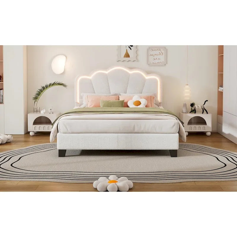 Lit plateforme pleine grandeur blanc en tissu Sherpa avec tête de lit élégante à fleurs et support à lattes en bois