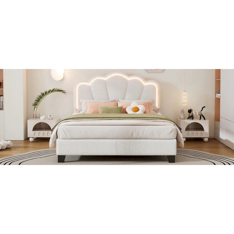 Lit plateforme pleine grandeur blanc en tissu Sherpa avec tête de lit élégante à fleurs et support à lattes en bois