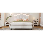 Lit plateforme pleine grandeur blanc en tissu Sherpa avec tête de lit élégante à fleurs et support à lattes en bois
