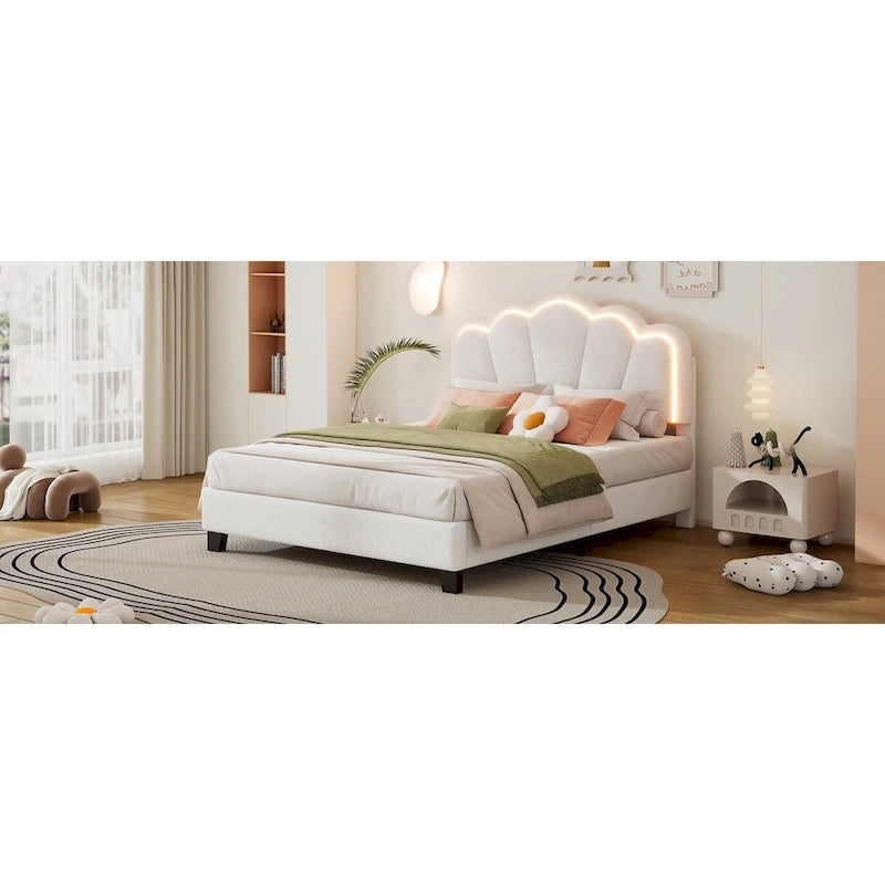 Lit plateforme pleine grandeur blanc en tissu Sherpa avec tête de lit élégante à fleurs et support à lattes en bois